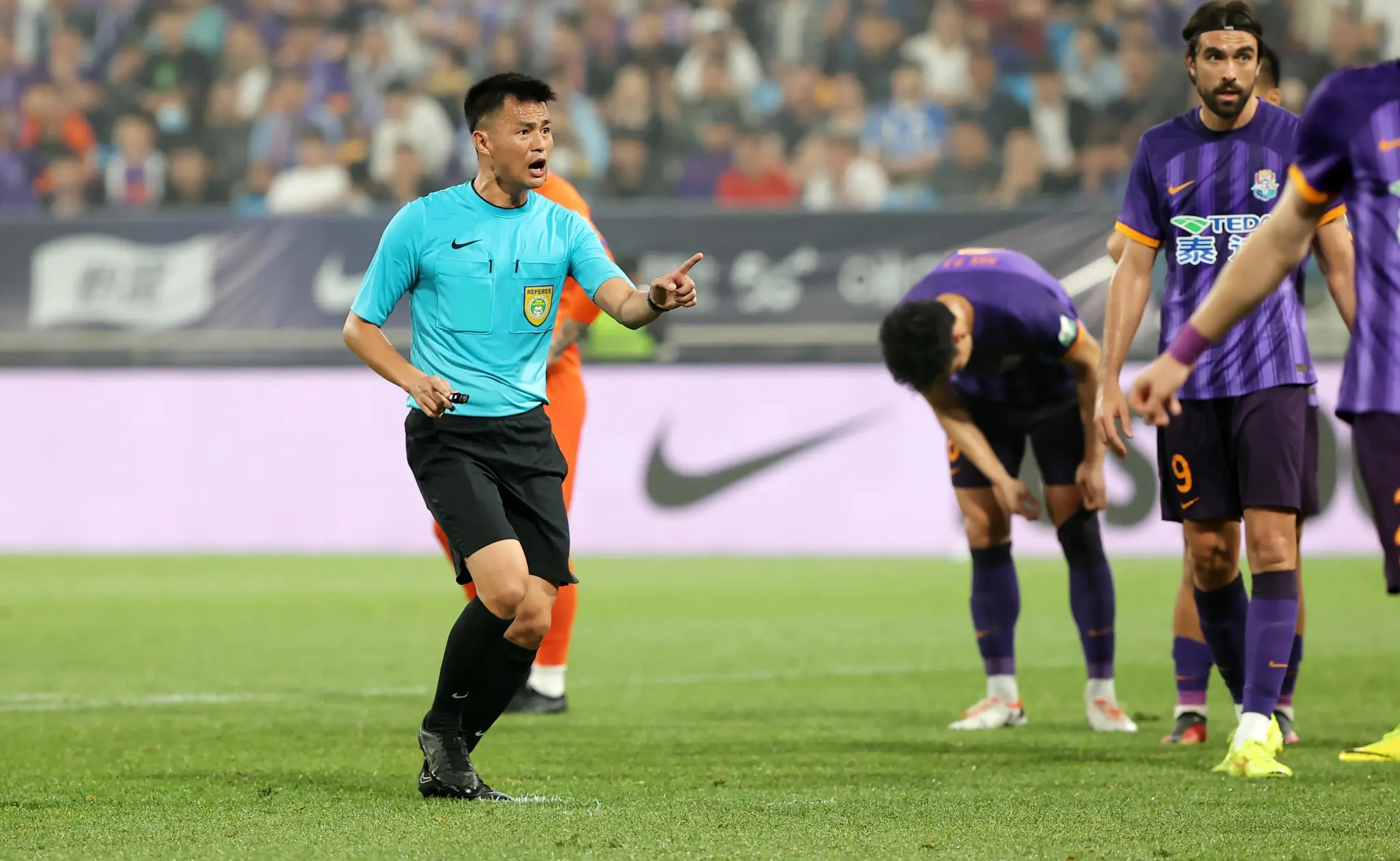 开云-杨翼：去年“金哨”李海新执法上海德比，他的风格较为严厉